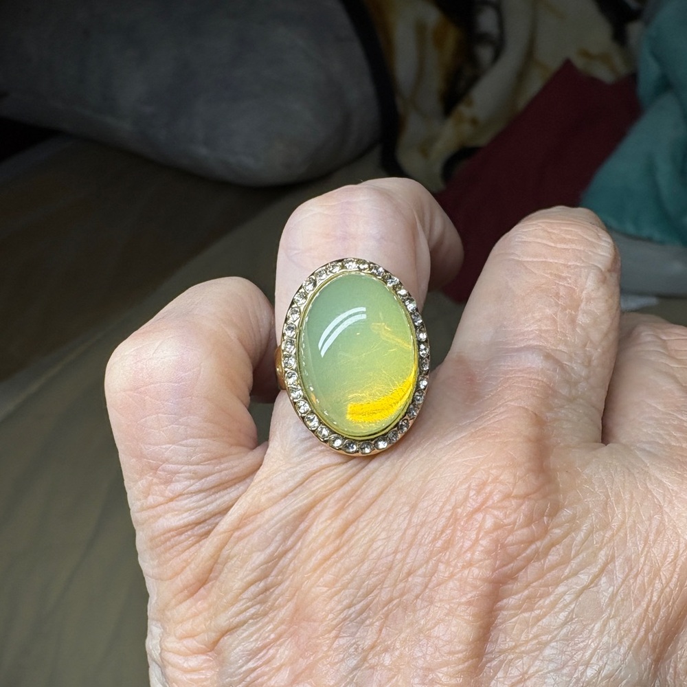 2019 Avon Summer Sorbet Statement Ring ”Opalesque” - Picture 5 of 6